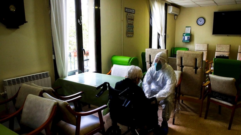 Voluntarios de la ONG Pro-Activa Open Arms trasladan a personas mayores de una residencia del centro de Barcelona a hospitales de la ciudad durante la trigésimo tercera jornada del estado de alarma sanitaria decretada por el Gobierno a causa de la pandemi
