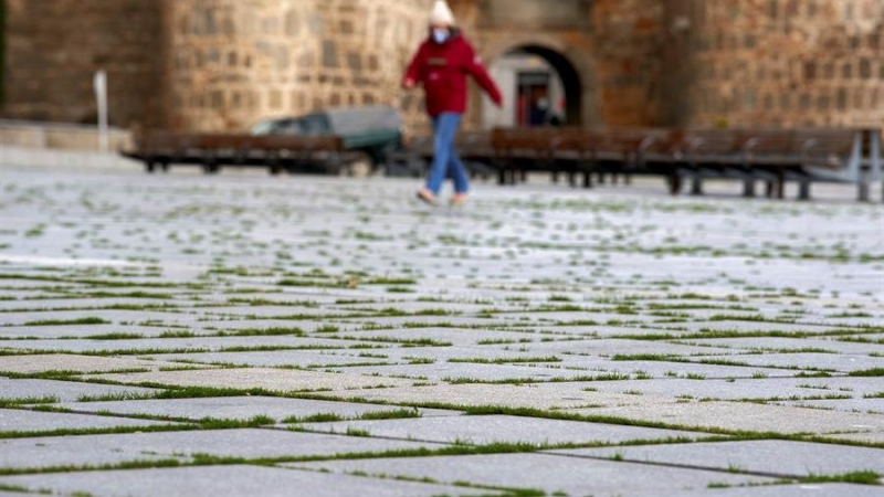 L'herba s'obre pas entre les rajoles d'una plaça a Ávila. EFE/ Raúl Sanchidrián