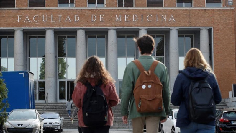 Varios alumnos se dirigen a la facultad de Medicina en la Universidad Complutense