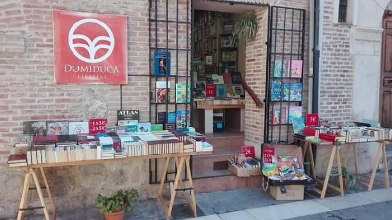 Fachada de la librería Domiduca, en Alcalá de Henares (Madrid).