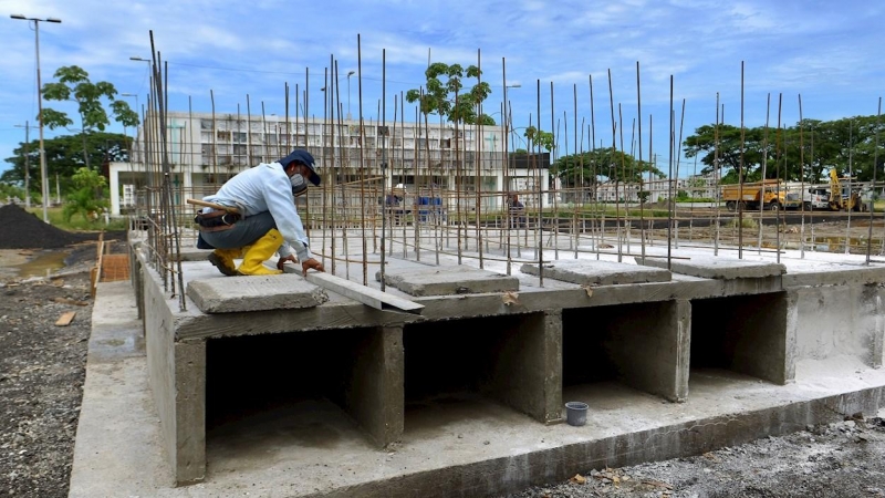 15/04/2020.- Un trabajador construye tumbas para las víctimas mortales de la covid-19 en Guayaquil (Ecuador). / EFE - MARCOS PIN