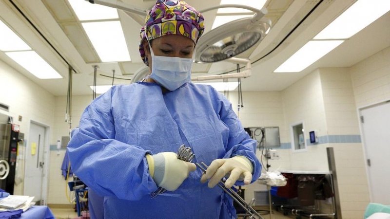 Una enfermera prepara una sala de quirófano en el Centro Médico de la Universidad de Mississippi en Jackson, Mississippi. Imagen de archivo. | Reuters