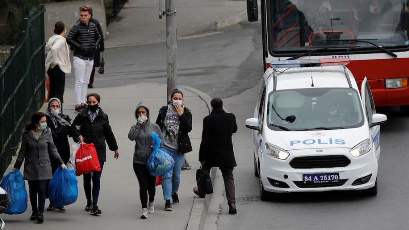 Presas de la cárcel de mujeres de Bakirkoy caminan junto a una parada de autobús después de ser liberadas para aliviar el hacinamiento y evitar la posibilidad de un aumento por coronavirus | Reuters