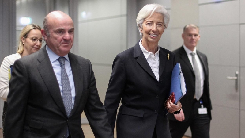 La presidenta del BCE, Christine Lagarde, y el vicepresidente, Luis de Guindos, antes de una rueda de prensa en la sede de la entidad, en Fráncfort. AFP