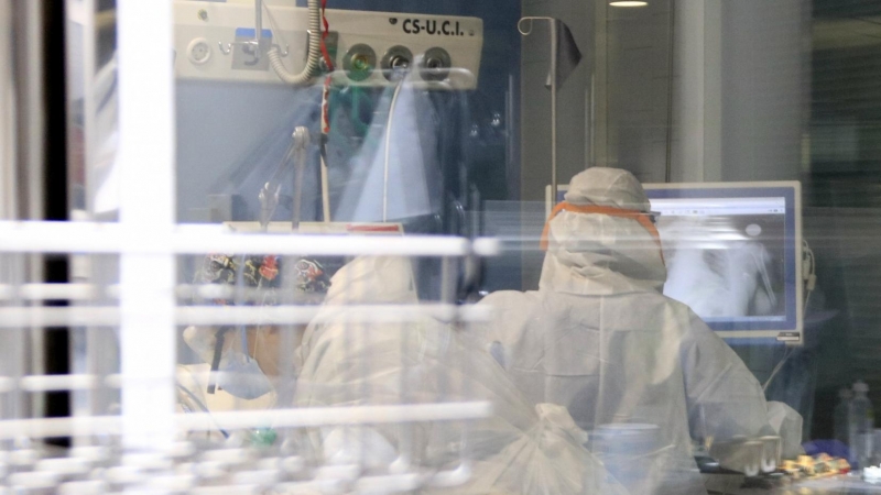 Professionals sanitaris atenent un pacient amb Covid-19 en una UCI de l'Hospital del Mar, en la pandèmia de coronavirus. LAURA FÍGULS / ACN