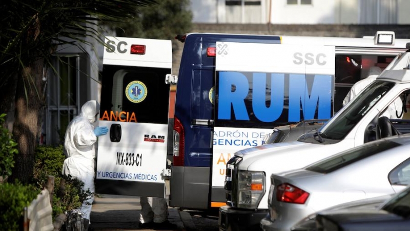 Un paramédico, con traje y máscara protectora, se encuentra junto a una ambulancia que transporta a un hombre sospechoso de estar infectado con la enfermedad por coronavirus en Ciudad de México, | REUTERS / Luis Cortes