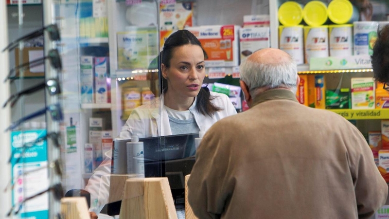 Vista de una farmacia en Vigo, hoy domingo. Las 22.071 farmacias que hay en España afrontan una doble amenaza en tiempos de cuarentena: la sanitaria y la de haberse convertido, sin pretenderlo, en objeto de deseo de los atracadores.EFE / Salvador Sas