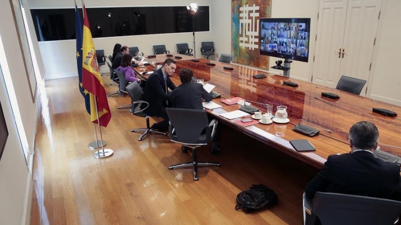 Pedro Sánchez conversa con el ministro de Sanidad, Salvador Illa durante la videoconferencia de presidentes autonómicos. EFE/Moncloa/Jose María Cuadrado Jiménez Pool