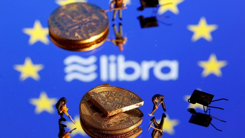 Representación de la moneda virtual de Facebook Libra con el fondo de la bandera de la UE. REUTERS/Dado Ruvic