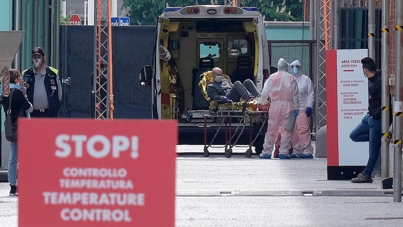 Contagiados por coronavirus ingresan en un hospital en Turín. / ALESSANDRO DI MARCO (EFE)