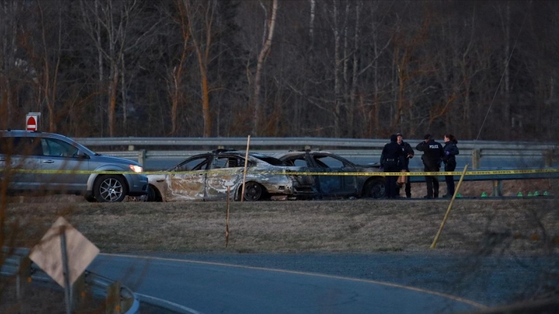 Oficiales de Policía en una colisión ocasionada por el autor del tiroteo en Nueva Escocia, Canadá. REUTERS