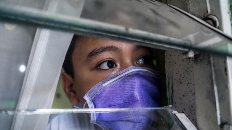 Imagen de un niño con una mascarilla. EP