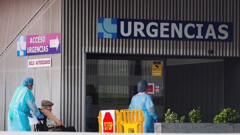 VALLADOLID. 20/04/2020. Un hombre en silla de ruedas accede a las Urgencias del Hospital Clínico de Valladolid, este lunes trigésima séptima jornada del estado de alarma por la crisis del coronavirus. EFE/ R. García