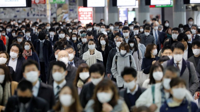 Personas con mascarillas en la estación de Shinagawa, en Tokio. REUTERS/Kim Kyung-Hoon