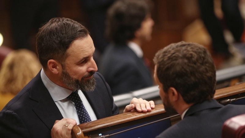 El presidente de VOX, Santiago Abascal (izq) y el presidente del PP, Pablo Casado (dech), hablan durante la sesión de constitución de las Cortes para la XIV Legislatura en el Congreso de los Diputados. E.P./Eduardo Parra