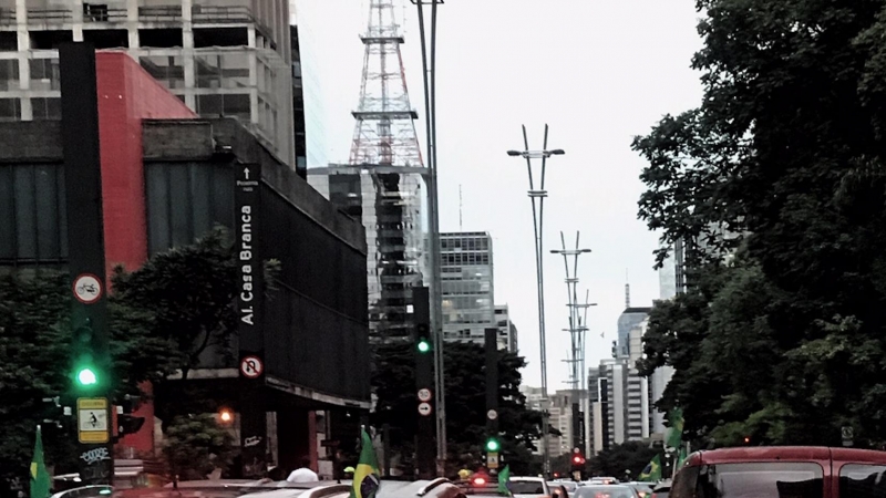 .-Manifestación, con caravana de vehículos, a favor de Bolsonaro el pasado sábado en São Paulo, reclamando la intervención militar y el cierre del Tribunal Supremo. ALLAN WHITE/ FOTOS PUBLICAS. 18ABR20