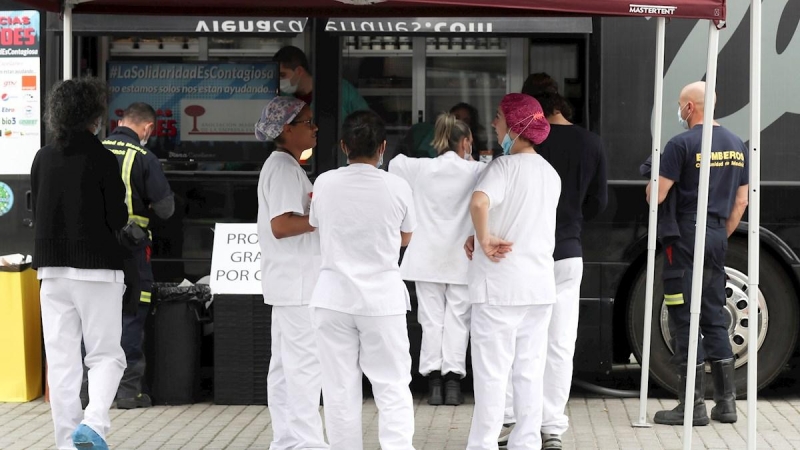 Sanitarios y trabajadores de los hospitales de campaña instalados en los pabellones 5 y 9 de Ifema, Madrid, para enfermos con coronavirus. EFE/Kiko Huesca.