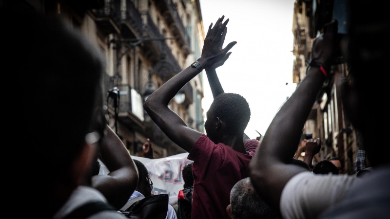 Un dels migrants que es van concentrar a la Barceloneta i la Via Laietana de la capital de Catalunya contra el ‘racisme institucional’ de l'Ajuntament. David Zorrakino / Europa Press