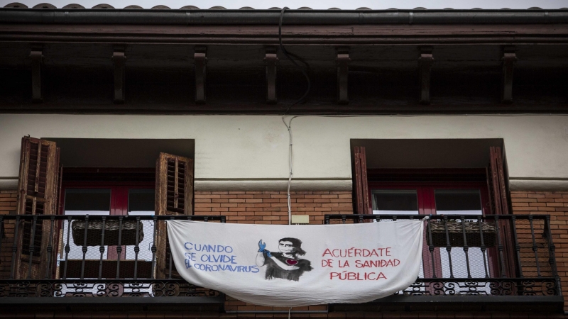 Una pacarta en la calle Toledo de Madrid pide apoyo a la sanidad pública también después de la pandemia.-JAIRO VARGAS