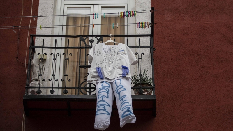 Una bata sanitaria pide a los ciudadanos que permanezcan en sus casas durante la pandemia.-JAIRO VARGAS