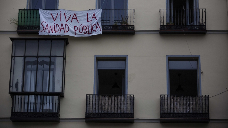 En el barrio de La Latina de Madrid, una pancarta en apoyo a los sanitarios de la pública.- JAIRO VARGAS