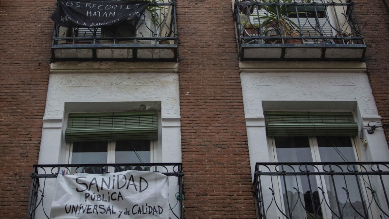 Dos pancartas contra los recortes en sanidad durante emergencia sanitario por la covid-19, en La Latina, Madrid.- JAIRO VARGAS