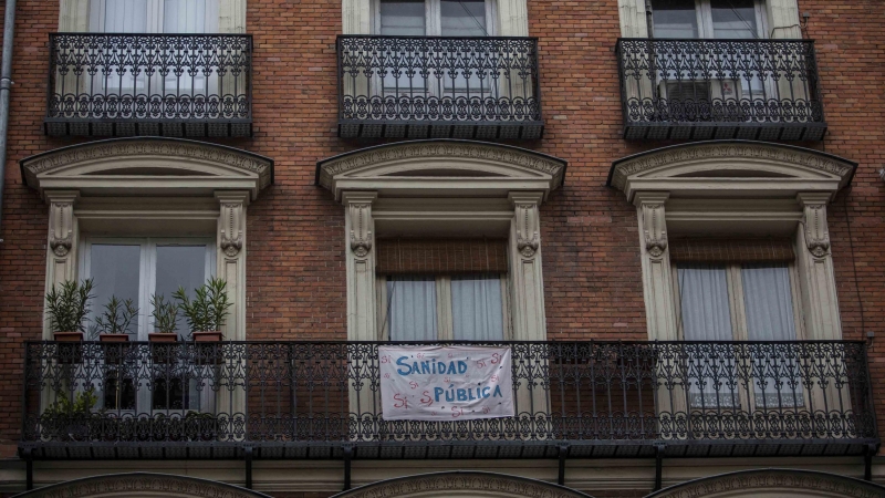 Una pancarta en la Calle Atocha de Madrid reivindica la la importancia de la Sanidad Pública ante la crisis del coronavirus.- JAIRO VARGAS