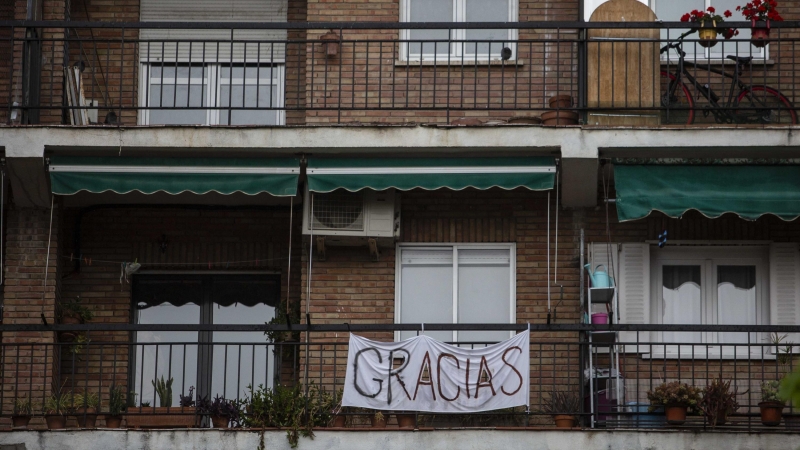 Agradecimiento al personal sanitario en un balcón de la plaza Arturo Barea de Lavapiés, Madrid.- JAIRO VARGAS