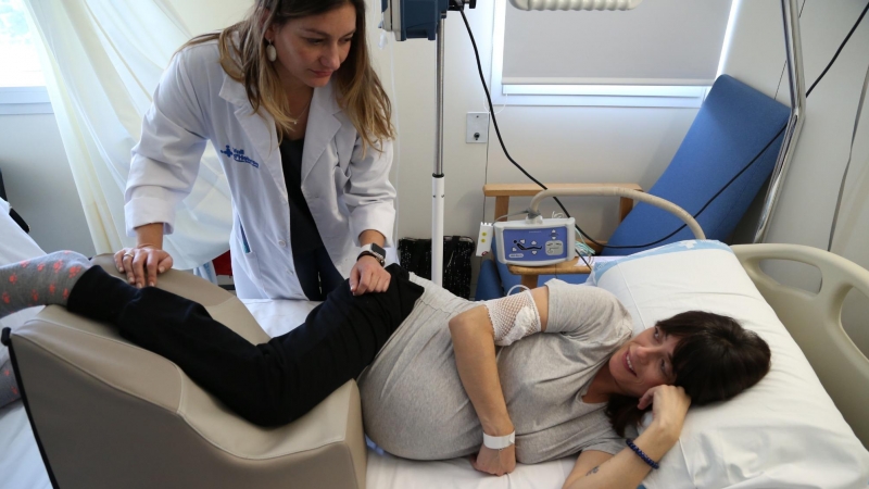 La llevadora Vanessa Bueno prova el coixí que ha dissenyat amb una embarassada. Hospital Vall d'Hebron.