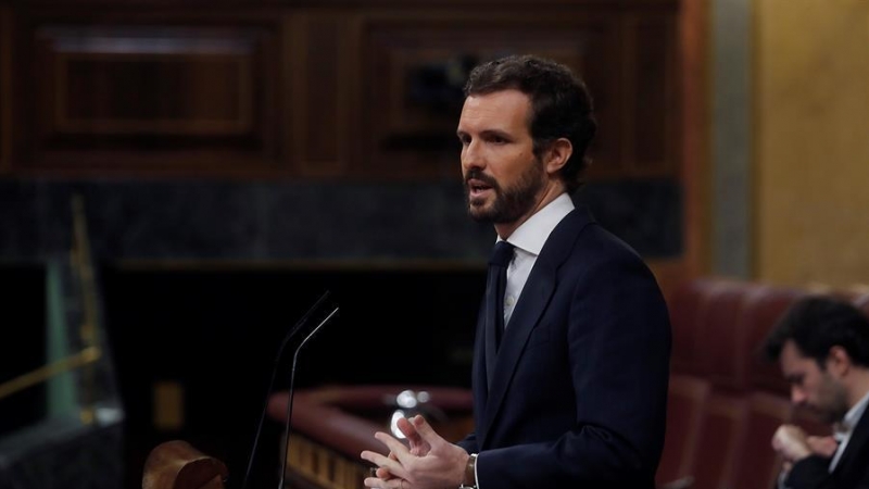 El líder del PP, Pablo Casado (d) durante su intervención en el pleno del Congreso este miércoles. EFE/J.J. Guillén