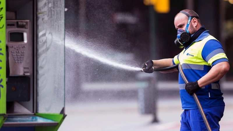 21/04/2020.- Un trabajador de LIMASA desinfecta el mobiliario urbano en el centro de Málaga, este martes, una jornada en la que Andalucía alcanza 11.689 casos de coronavirus y 1.017 fallecidos, en la sexta semana de confinamiento en el estado de alarma po