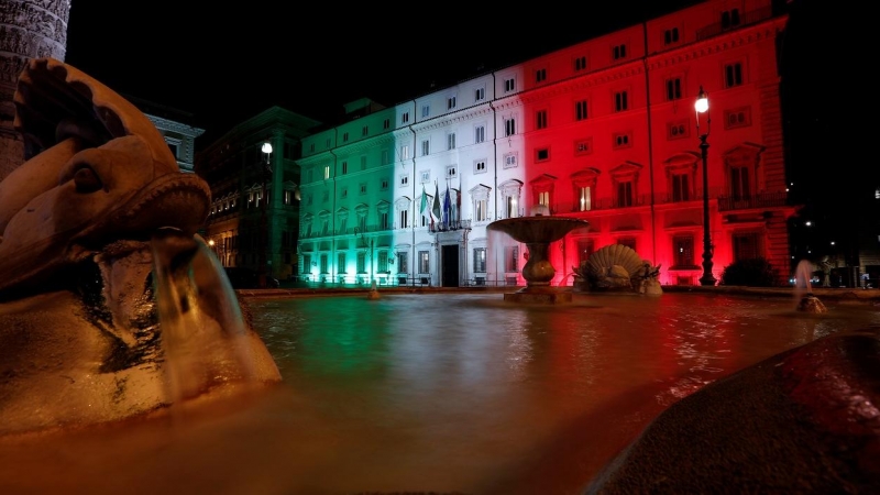 El Palacio Chigi, en el centro de Roma, la sede de la Presidencia del Gobierno italiano, iluminada con los colores de la bandera del país trasalpino. REUTERS/Remo Casilli