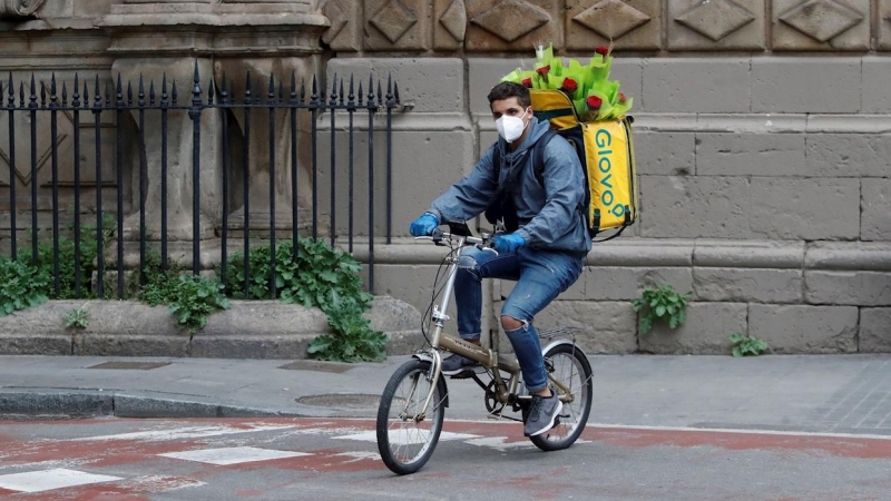 Un ryder de Glovo circula amb la motxilla plena de roses. ACN