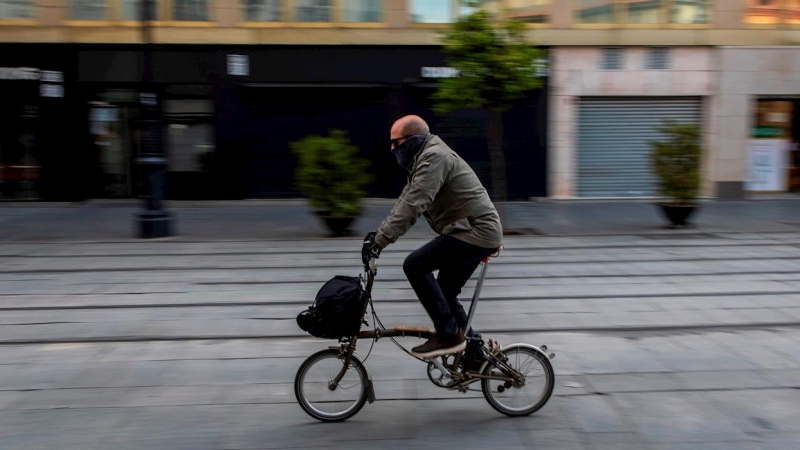 23/04/2020.- Un hombre monta en una bicicleta. EFE/Julio Muñoz/ Archivo