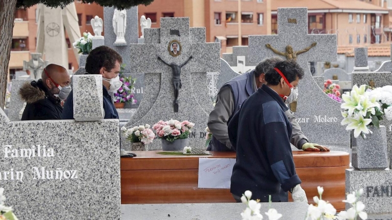 GRAF2972. MADRID, 19/04/2020.- Entierro de una víctima del coronavien el Cementerio Parroquial Nuestra Señora La Antigua, hoy domingo en el madrileño distrito de Vicálvaro. Un total de 20.453 personas han fallecido por coronavirus en España, lo que supone