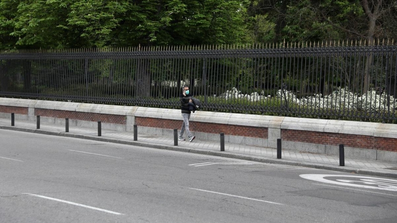 Un hombre camina por una acera estrecha en Madrid. (REUTERS/Sergio Pérez)