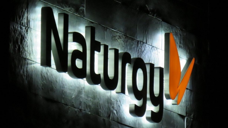 El logo de Naturgy, en su sede de Madrid, por la noche. E.P.