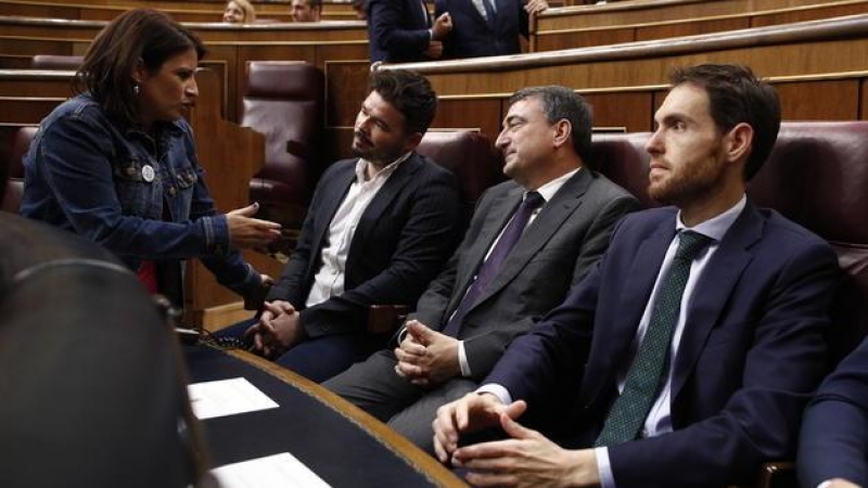 La portavoz y vicesecretaria general del PSOE, Adriana Lastra, habla con los portavoces de ERC y PNV, Gabriel Rufián y Aitor Esteban, en una imagen de archivo. Europa Press