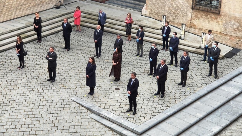 Los representantes del Gobierno autonómico y de los grupos parlamentarios de las Cortes mantuvieron la distancia de seguridad durante el acto oficial.