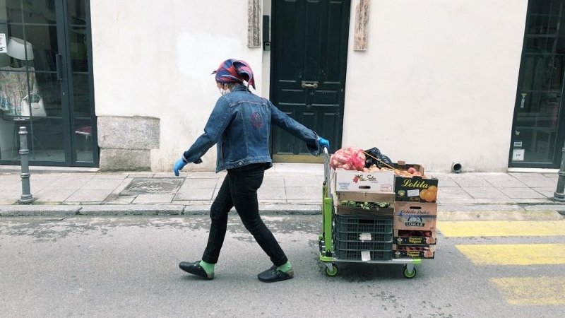 Lola Beneyto recogiendo la compra diaria de fruta y verdura. MURAD ODEH