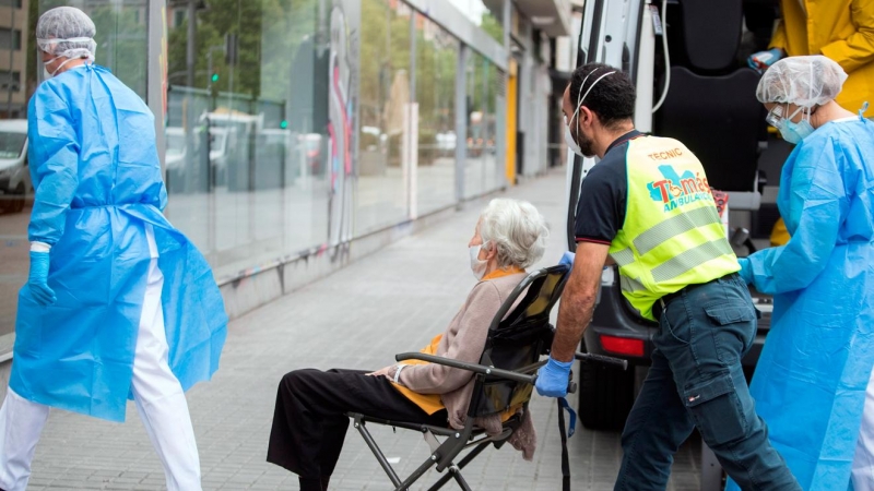 La Generalitat está trasladando ancianos con un elevado nivel de dependencia y enfermos de covid-19, procedentes de geriátricos que carecen de condiciones para atenderlos, a la residencia medicalizada abierta en Barcelona. EFE/ Marta Pérez