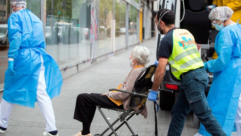 La Generalitat está trasladando ancianos con un elevado nivel de dependencia y enfermos de covid-19, procedentes de geriátricos que carecen de condiciones para atenderlos, a la residencia medicalizada abierta en Barcelona. EFE/ Marta Pérez