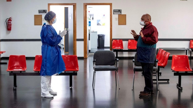 Una doctora atiende a un paciente en un centro de salud. EFE/Marcial Guillén