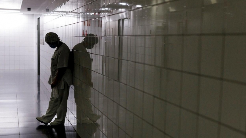 Un sanitario del Hospital Universitario de Canarias (HUC) en un pasillo cercano a la UVI donde se encuentra atendidos pacientes infectados por Covid-19. EFE/Ramón de la Rocha