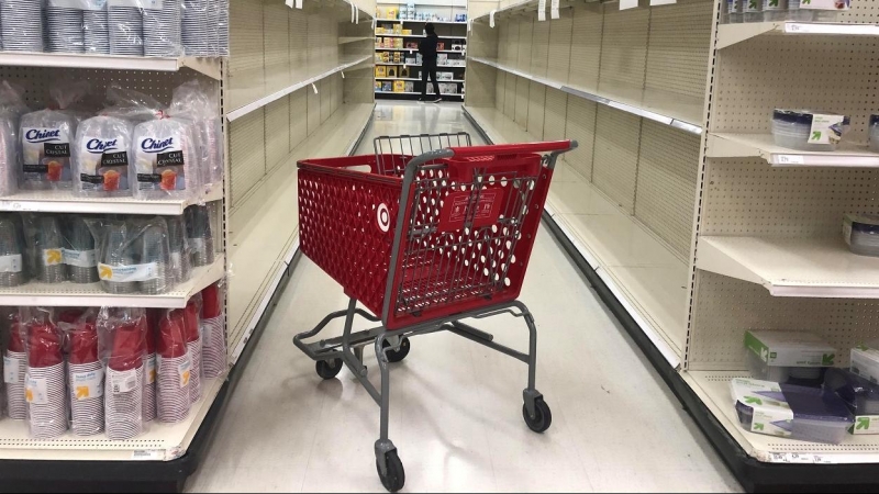 Un carrito de compras abandonado, entre los pasillos y anaqueles vacíos de un supermercado en la localidad californiana de Culver City. REUTERS / Lisa Baertlein