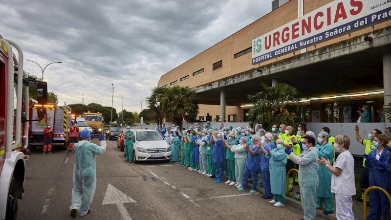 Bomberos, miembros de GEACAM y Cruz Roja y trabajadores del Hospital de Talavera rompen en aplausos tras el minuto de silencio que han guardado por las victimas de COVID19. /EFE