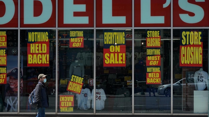 Un hombre pasa frente a una tienda cerrada por la crisis económica originada por la pandemia del coronavirus, en la ciudad de Nueva York. REUTERS / Bryan R Herrero