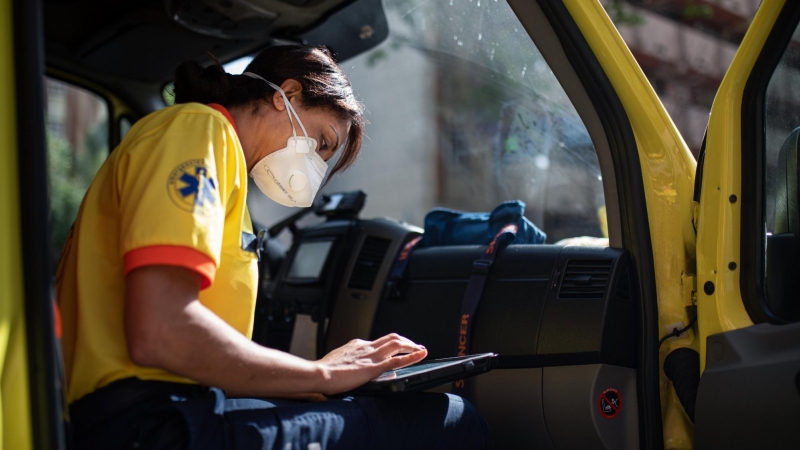 Una tècnic del Sistema d'Emergències Mèdiques (SEM) de la Generalitat de Catalunya en una ambulància durant un servei a Barcelona. Pau Venteo / Europa Press