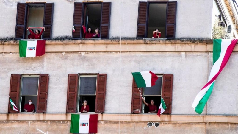 El emocionante canto del 'Bella ciao' en los balcones de Italia para celebrar el 75 aniversario del derrocamiento del fascismo