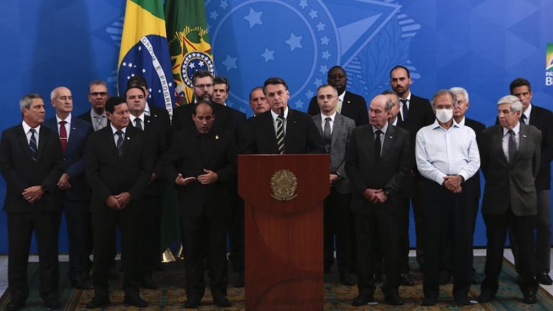 El presidente Bolsonaro, rodeado de ministros, con el ala militar a su lado, respondió a las acusaciones del exministro Sérgio Moro. MARCELLO CASA JR/ AGÊNCIA BRASIL. 24/04/20.